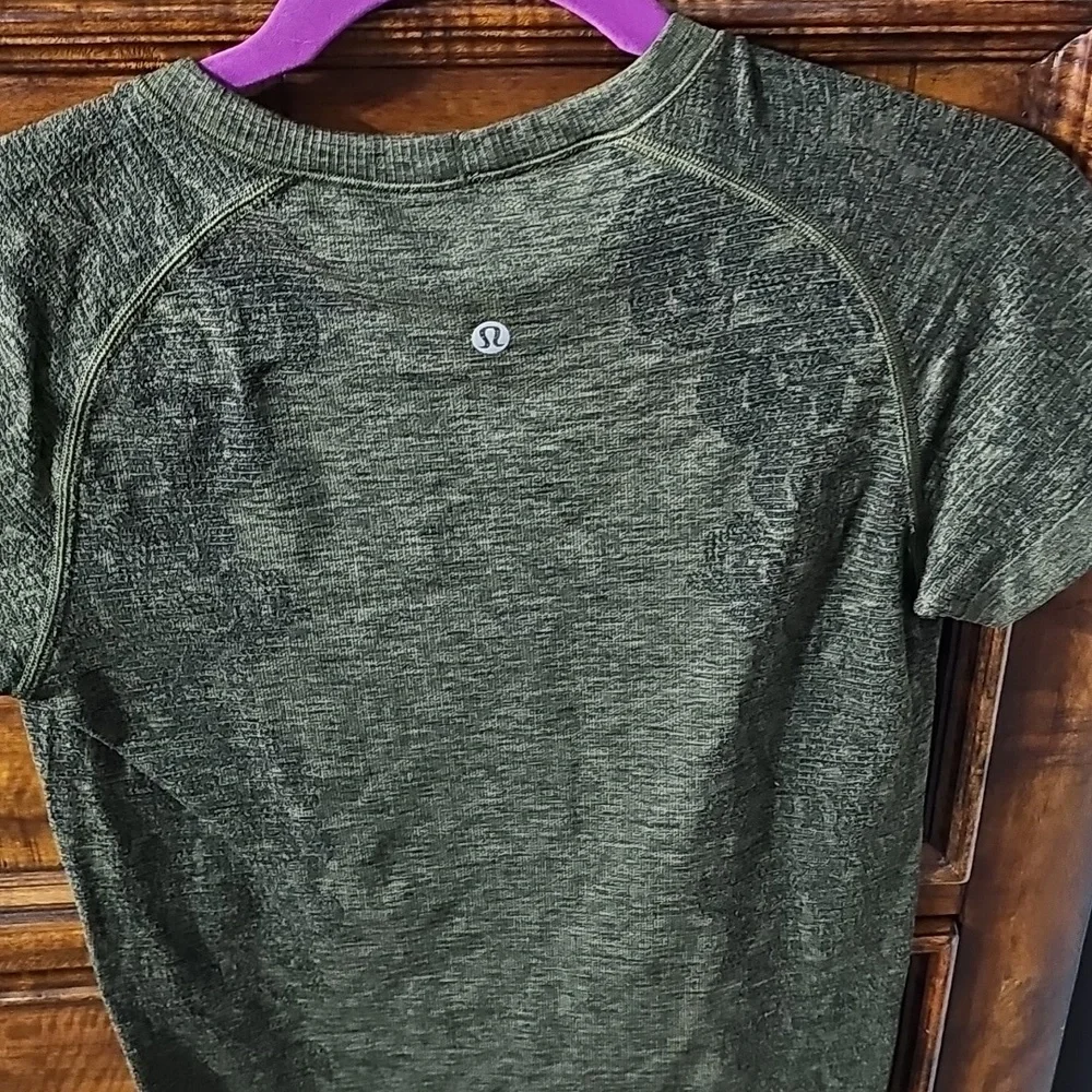 Lululemon Gorgeous Green Swiftly Tech. Sz 8. Slim Fit. Hip Length